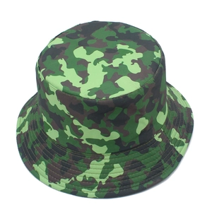 Detailansicht eines Camouflage-Anglerhuts mit verstärkten Nähten an der schmalen Krempe