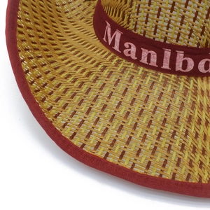 Détail du tressage en paille avec bord en tissu rouge et ruban brodé Manlbo élégant