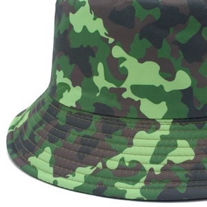Detailansicht eines Camouflage-Anglerhuts mit sauberen Parallelnähten an der Krempe