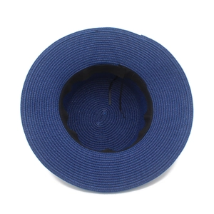 Dettaglio interno del cappello di paglia blu scuro con fascia e cordoncino regolabile