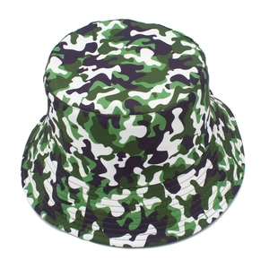 Detail eines Dschungel-Camo-Anglerhutes mit robuster Leinwandtextur und Nähten