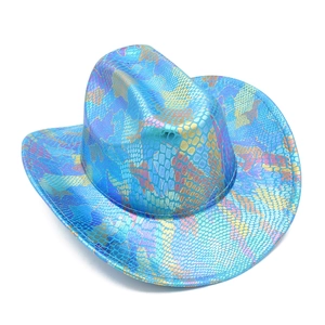 Macro-opname van de laser holografische slangenstructuur op de kleurrijke cowboyhoed