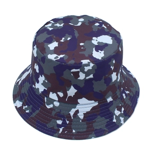 Detail eines Camouflage-Anglerhuts mit blau-grauem Muster und verstärkten Nähten