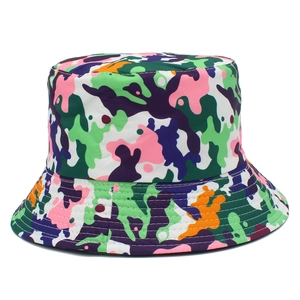 Detailansicht des bunten Camouflage-Musters und der Nähte an diesem Wende-Anglerhut