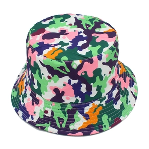 Detailansicht des bunten Camouflage-Anglerhuts mit rosa-grünen Mustern und breiter Krempe