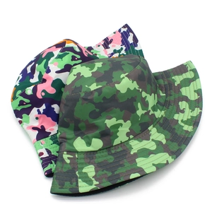 Nahaufnahme von beidseitig tragbaren Camouflage-Anglerhüten in grünen und rosa Mustern