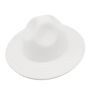 Détail d'un chapeau fedora en feutre blanc montrant la texture laine et le bord cousu
