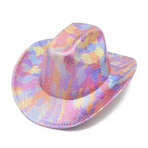 Detailopname van regenboog laser slangenhuid textuur op cowboyhoed met brede rand