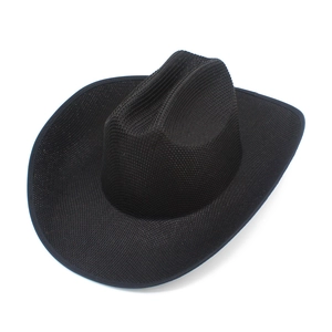 Detail der atmungsaktiven Netzstruktur auf schwarzem Western-Cowboyhut mit breiter Krempe