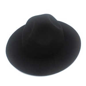 Vue détaillée d'un chapeau fedora en feutre noir avec couronne dentelée et bord plat classique