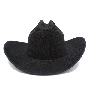 Detailansicht eines schwarzen Western-Cowboyhuts mit atmungsaktivem Mesh und breiter Krempe