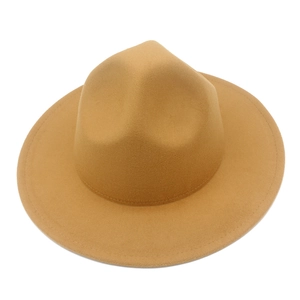 Vue de dessus d'un chapeau fedora en feutre kaki à large bord avec bordure cousue