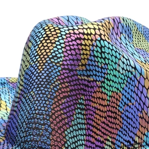 Detail van kleurrijk metallic slangenpatroon met iriserend verloop op de cowboyhoed