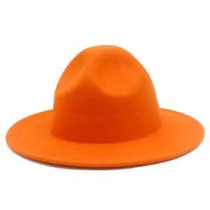 Gros plan du chapeau Fedora en feutre orange vif avec bord large et texture douce
