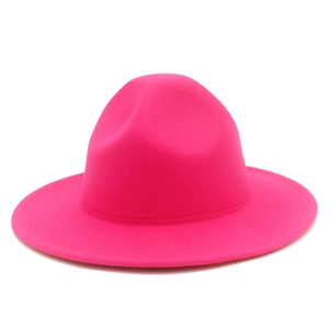 Vue détaillée du fedora en feutre de laine rose fuchsia avec large bord et surpiqûres