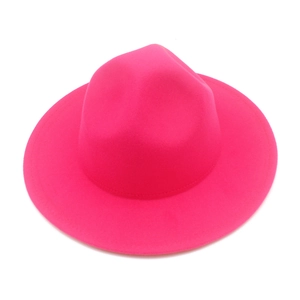 Vue de dessus d'un chapeau fedora en feutre de laine fuchsia à larges bords chic