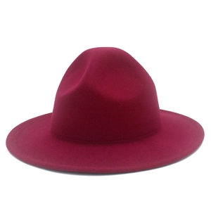 Vue détaillée du chapeau en feutre bordeaux à bord large avec une texture de haute qualité