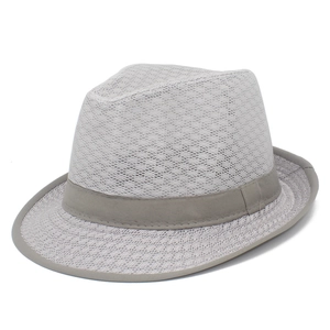 Atmungsaktiver hellgrauer Fedora-Hut aus Netzstoff mit Dekoband für den Sonnenschutz