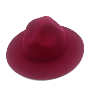 Détail du chapeau Fedora en laine bordeaux montrant le bord rigide et la calotte classique