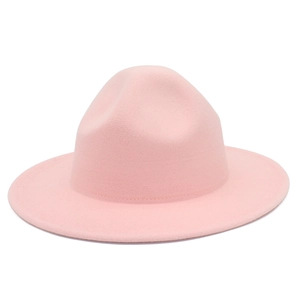Vue détaillée du chapeau Fedora en feutre de laine rose montrant sa texture et son large bord