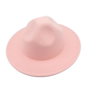 Détail d'un chapeau fedora rose en feutre à bord large montrant la texture de qualité
