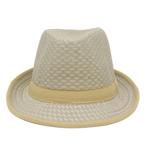 Detaillierte Nahaufnahme des atmungsaktiven beigen Netzgewebes eines Sommer-Fedora-Hutes