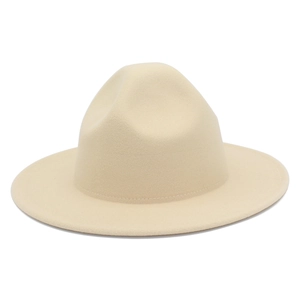 Détail d'un chapeau fedora en laine beige avec bord large plat et couronne pincée