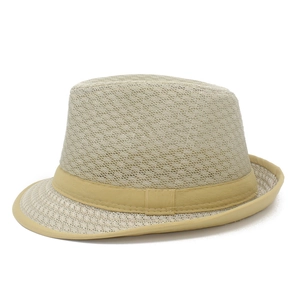 Nahaufnahme des beigen Fedora-Hutes mit atmungsaktivem Netz und gelbem Zierband