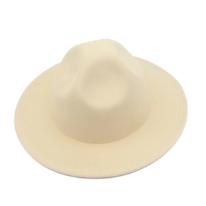 Détail rapproché de la couture renforcée d'un chapeau Fedora en feutre de laine beige