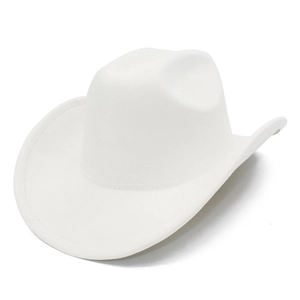 Dettaglio cappello da cowboy in pelle scamosciata bianca con cuciture sulla tesa