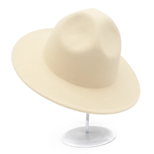 Vue détaillée du chapeau en feutre de laine beige avec couronne sur support métal