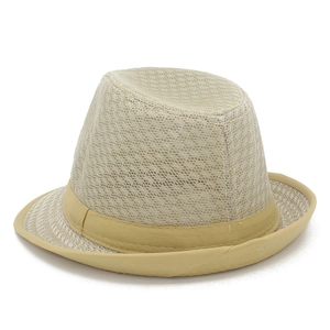 Detail der atmungsaktiven Netzstruktur und des Stoffbands an diesem beigen Fedora-Hut