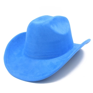 Dettaglio della texture scamosciata blu acceso e cuciture fini sul cappello da cowboy