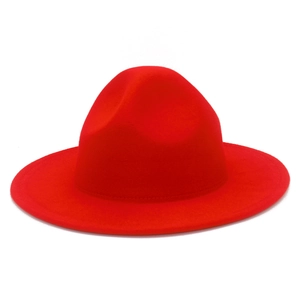 Chapeau fedora rouge classique à large bord avec couronne pincée en feutre doux
