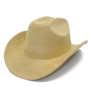 Dettaglio delle cuciture bianche e della trama scamosciata sulla tesa del cappello da cowboy