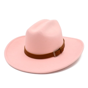 Dettaglio cappello fedora rosa in lana con cinturino in pelle marrone e fibbia metallica