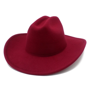 Vue détaillée d'un chapeau de cowboy rouge foncé en feutre avec calotte classique creusée