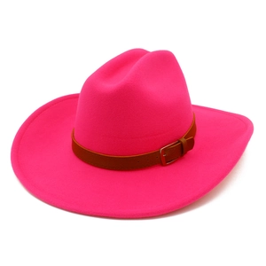 Dettaglio del cappello da cowboy in feltro rosa neon con fascia in pelle marrone