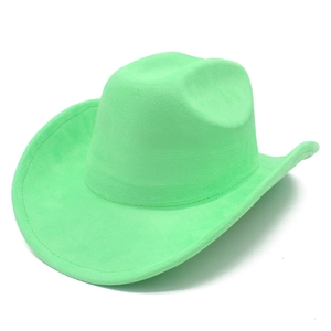 Dettaglio cappello cowboy verde fluorescente in pelle scamosciata con bordo cucito a mano