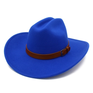 Dettaglio cappello da cowboy in lana blu reale con cinturino in ecopelle e fibbia argento
