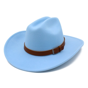 Dettaglio cappello cowboy in lana celeste con cinturino in pelle marrone e fibbia in metallo