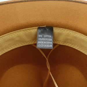 Détail de l'intérieur d'un chapeau en feutre marron avec cordon réglable et bandeau