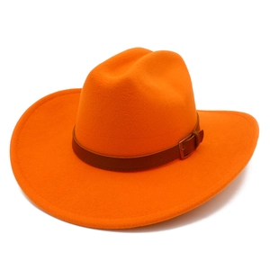 Dettaglio cappello da cowboy in feltro arancione con cinturino in pelle marrone e fibbia
