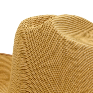 Makroaufnahme des ingwergelben Strohhuts mit feiner Textur und atmungsaktivem Material