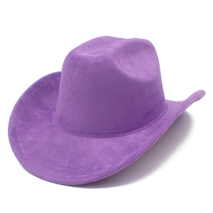 Dettaglio ravvicinato di un cappello da cowboy viola in finta pelle scamosciata