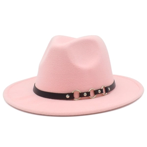 Dettaglio di un cappello fedora rosa con cintura in pelle nera e anelli in metallo argento