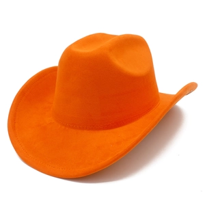 Dettaglio della doppia cucitura e texture scamosciata su un cappello cowboy arancione