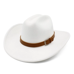 Dettaglio cappello cowboy in feltro bianco con cinturino in pelle marrone e fibbia argento
