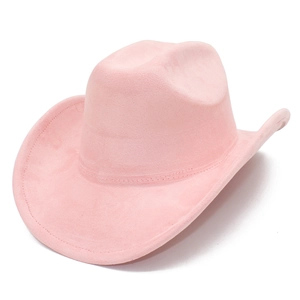 Dettaglio cappello cowboy rosa in finta pelle scamosciata con tesa larga e cuciture