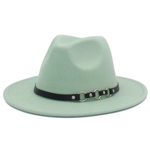 Dettaglio del cappello fedora verde menta con cintura in pelle nera e fibbia in metallo argento